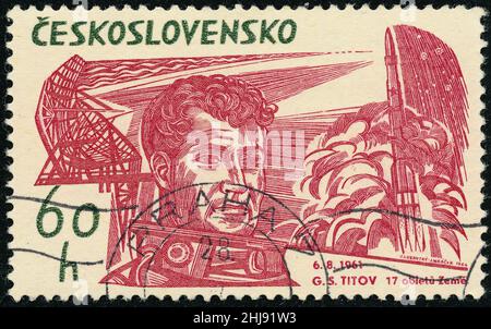 POLTAVA, UCRAINA - 27 gennaio 2022. Francobollo vintage stampato in Cecoslovacchia circa 1964 mostra esplorazione spaziale Foto Stock