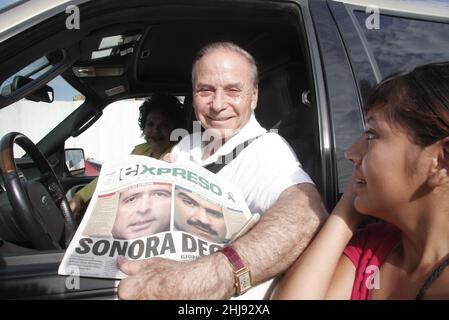 Javier Gandara candidato alla presidenza comunale accompagnato dalla moglie Marcela Fernadez mostra la prima pagina del giornale espresso dove lui e Guillermo Padres si sono levati in piedi durante le elezioni a sonora il 5 luglio 2009 a Hermosillo, Messico. ..© (foto di Luis Gutierrez/Norte Foto) Javier Gandara candidato a presidente Municipal acompañado de su esposizione Marcela Fernadez muesta la portada del periodico expresso donde parese su persona y guillermo Padres durante las elemisillones en sonora el 5 julio 2009 en Hermoo, Messico. ..© (foto di Luis Gutierrez/Norte Foto) Foto Stock