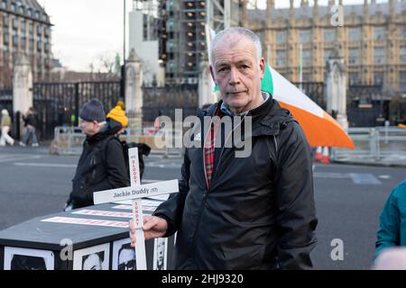 Un partecipante ha visto tenere una croce che dice 'Jackie Duddy (17)', una vittima che è morto all'età di 17 anni dopo essere stato ucciso nel petto da un soldato.30th gennaio di quest'anno segna il 50th anniversario di Bloody Sunday, una rivolta di disobbedienza civile che ha avuto luogo a Londonderry nel 1972. 13 vittime sono state uccise dai membri del Reggimento Paracadute. Nel luglio 2021, il governo britannico ha proposto di offrire Amnesty ai soldati coinvolti in reati legati ai conflitti, il che, se efficace, significa che i soldati coinvolti nelle uccisioni della domenica di Bloody non dovranno affrontare conseguenze legali. A Londra è stata istituita una veglia Foto Stock