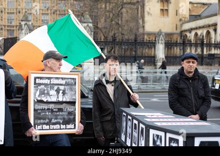 Il protestante tiene un manifesto che dice 'Domenica Bloody. Sia detta la verità.' durante la veglia.30th gennaio di quest'anno segna il 50th anniversario della domenica di Bloody, una rivolta di disobbedienza civile che si è svolta a Londonderry nel 1972. 13 vittime sono state uccise dai membri del Reggimento Paracadute. Nel luglio 2021, il governo britannico ha proposto di offrire Amnesty ai soldati coinvolti in reati legati ai conflitti, il che, se efficace, significa che i soldati coinvolti nelle uccisioni della domenica di Bloody non dovranno affrontare conseguenze legali. Una veglia è stata istituita a Londra prima dell'anniversario per protestare contro Foto Stock