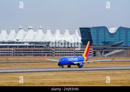 DENVER, USA-OTTOBRE 17: Boeing 737 gestito da taxi Southwest il 17 ottobre 2020 presso l'aeroporto internazionale di Denver, Colorado. Southwest Airlines era f Foto Stock