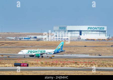 DENVER, USA-OTTOBRE 17: Airbus A320 Shelly la tartaruga operata da taxi Frontier il 17 ottobre 2020 all'Aeroporto Internazionale di Denver, Colorado. Fronti Foto Stock