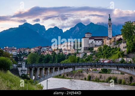 Vista della Città di Belluno con il Duomo e le montagne meridionali delle Dolomiti, vista sul fiume Piave. Foto Stock