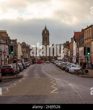 Aziende sulla High Street a Peebles, Scottish Borders, Scozia, Regno Unito Foto Stock