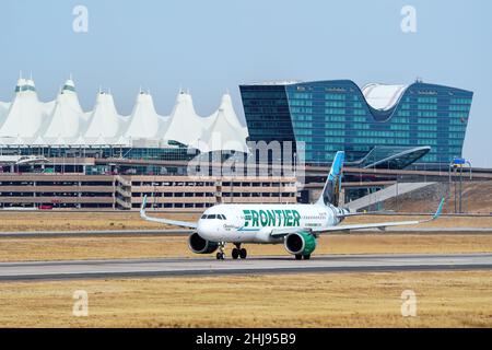 DENVER, USA-OTTOBRE 17: Airbus A320 Chocolate the Moose operata da taxi Frontier il 17 ottobre 2020 all'aeroporto internazionale di Denver, Colorado. Dal Foto Stock