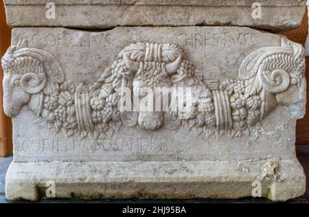 Primo piano le figure di rilievo tomba dell'antica città di Efeso nel Museo Archeologico di Efeso a Selcuk vicino all'antica città greca di Izmir, Turchia Foto Stock