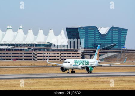 DENVER, USA-OTTOBRE 17: Airbus A320 Sammy the Squirrel operato da taxi Frontier il 17 ottobre 2020 all'aeroporto internazionale di Denver, Colorado. Anteriore Foto Stock