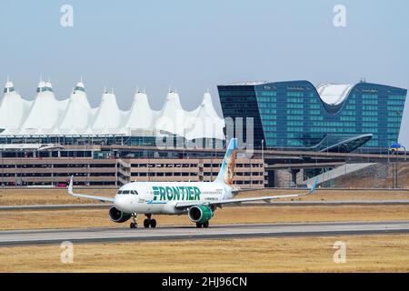 DENVER, USA-OTTOBRE 17: Airbus A320 Sammy the Squirrel operato da taxi Frontier il 17 ottobre 2020 all'aeroporto internazionale di Denver, Colorado. Anteriore Foto Stock