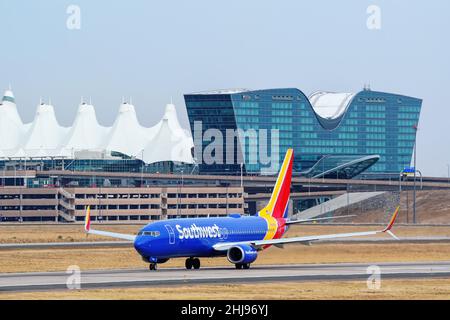 DENVER, USA-OTTOBRE 17: Boeing 737 gestito da taxi Southwest il 17 ottobre 2020 presso l'aeroporto internazionale di Denver, Colorado. Southwest Airlines era f Foto Stock