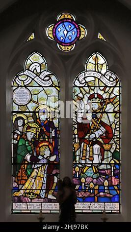 Una vetrata di John Lawson (1957) raffigurante il re Edmund con i santi Humbert, Felix & Lady Julian di Norwich, St Edmund's Church, Hunstanton Foto Stock