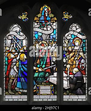 Una vetrata di John Lawson, raffigurante l'incoronazione del re Edmund di East Anglia, la chiesa di St Edmund, Hunstanton, Norfolk Foto Stock