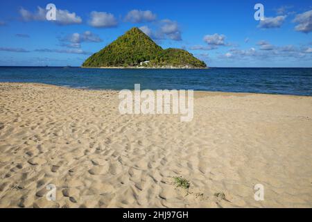 Spiaggia di Levera sull'isola di Grenada con vista sull'isola del Pan di zucchero, Grenada. Foto Stock