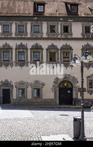 La cosiddetta Lederhaus, costruita intorno al 1400, riccamente decorata con murales rinascimentali, Ravensburg, Baden-Württemberg, Germania. Foto Stock