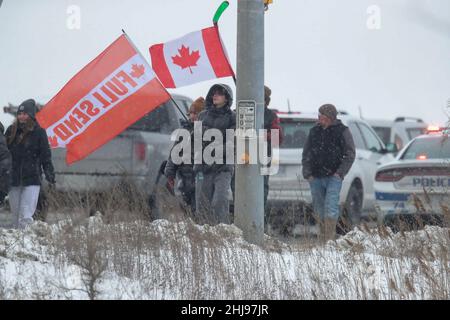 Londra, Canada. 27th Jan 2022. Gennaio 27 2022, Londra Ontario Canada, centinaia di persone mostrano il loro sostegno sul cavalcavia Wellington Rd a sostegno del convoglio del camion. Credit: Luke Durda/Alamy Live News Foto Stock