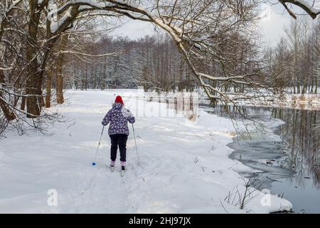 Vacanze invernali attive. Una donna più anziana sci in natura in inverno. Sci di fondo Foto Stock