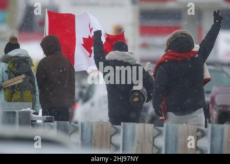 Londra, Canada. 27th Jan 2022. Gennaio 27 2022, Londra Ontario Canada, centinaia di persone mostrano il loro sostegno sul cavalcavia Wellington Rd a sostegno del convoglio del camion. Credit: Luke Durda/Alamy Live News Foto Stock