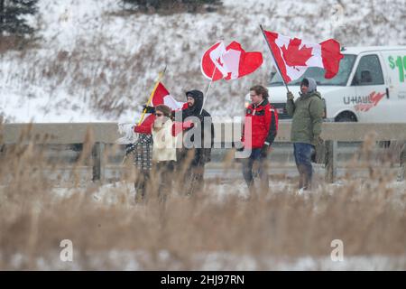 Londra, Canada. 27th Jan 2022. Gennaio 27 2022, Londra Ontario Canada, centinaia di persone mostrano il loro sostegno sul cavalcavia Wellington Rd a sostegno del convoglio del camion. Credit: Luke Durda/Alamy Live News Foto Stock