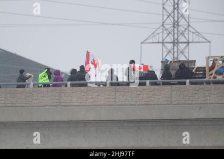 Londra, Canada. 27th Jan 2022. Gennaio 27 2022, Londra Ontario Canada, centinaia di persone mostrano il loro sostegno sul cavalcavia Wellington Rd a sostegno del convoglio del camion. Credit: Luke Durda/Alamy Live News Foto Stock