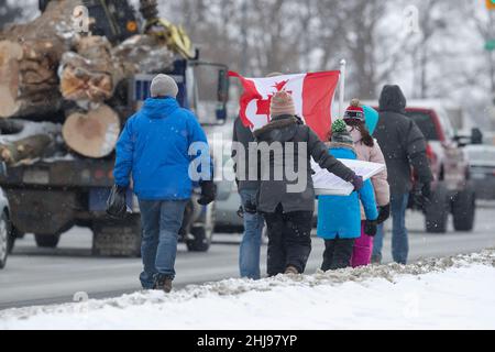 Londra, Canada. 27th Jan 2022. Gennaio 27 2022, Londra Ontario Canada, centinaia di persone mostrano il loro sostegno sul cavalcavia Wellington Rd a sostegno del convoglio del camion. Credit: Luke Durda/Alamy Live News Foto Stock