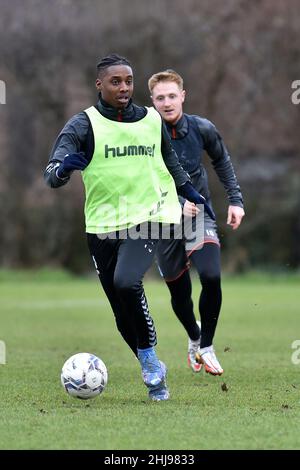 OLDHAM, REGNO UNITO. GEN 27th Oldham Athletic's Dylan Fage durante l'allenamento a Chapel Road, Oldham giovedì 27th gennaio 2022. (Credit: Eddie Garvey | MI News) Credit: MI News & Sport /Alamy Live News Foto Stock