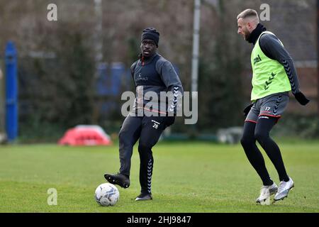 OLDHAM, REGNO UNITO. JAN 27th Oldham Athletic's Christopher Missilou durante l'allenamento a Chapel Road, Oldham giovedì 27th gennaio 2022. (Credit: Eddie Garvey | MI News) Credit: MI News & Sport /Alamy Live News Foto Stock