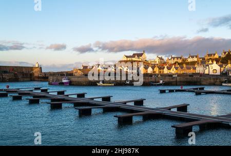 FINDOCHTY,MORAY,SCOTLAND - 27 GENNAIO 2022: Questa è la visione guardando l'Est nell'ultimo dei raggi solari che colpiscono Findochty, Moray, Scozia il 27 gennaio Foto Stock