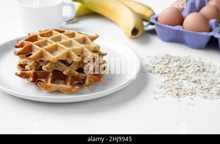 Waffle senza glutine con banana e farinata d'avena, sana colazione fatta in casa Foto Stock