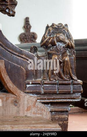 La panchina senza testa termina presso la Chiesa di San Lorenzo, Brundish, Suffolk, UK Foto Stock