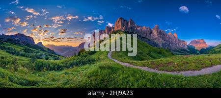 Vista panoramica del gruppo Sella, vista dal Passo Gardena all'alba. Foto Stock