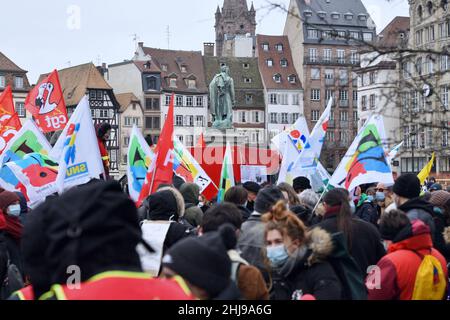 Strasburgo, Francia. 27th Jan 2022. Dimostrazione generale e richieste di aumenti salariali. Chiamata interprofessionale dei sindacati CGT, FO, FSU, Solidaires e CNT. Insegnanti, infermieri, funzionari, studenti, lavoratori, Marciato per le strade di Strasburgo per chiedere un migliore potere d'acquisto. 27 gennaio 2022, a Strasburgo, Francia nord-orientale. Foto di Nicolas Roses/ABACAPRESS.COM Credit: Abaca Press/Alamy Live News Foto Stock