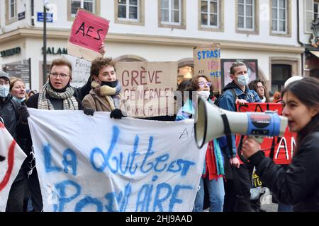 Strasburgo, Francia. 27th Jan 2022. Dimostrazione generale e richieste di aumenti salariali. Chiamata interprofessionale dei sindacati CGT, FO, FSU, Solidaires e CNT. Insegnanti, infermieri, funzionari, studenti, lavoratori, Marciato per le strade di Strasburgo per chiedere un migliore potere d'acquisto. 27 gennaio 2022, a Strasburgo, Francia nord-orientale. Foto di Nicolas Roses/ABACAPRESS.COM Credit: Abaca Press/Alamy Live News Foto Stock