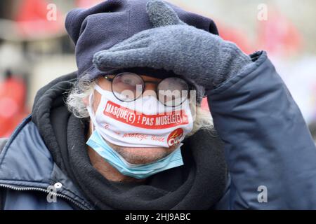 Strasburgo, Francia. 27th Jan 2022. Dimostrazione generale e richieste di aumenti salariali. Chiamata interprofessionale dei sindacati CGT, FO, FSU, Solidaires e CNT. Insegnanti, infermieri, funzionari, studenti, lavoratori, Marciato per le strade di Strasburgo per chiedere un migliore potere d'acquisto. 27 gennaio 2022, a Strasburgo, Francia nord-orientale. Foto di Nicolas Roses/ABACAPRESS.COM Credit: Abaca Press/Alamy Live News Foto Stock