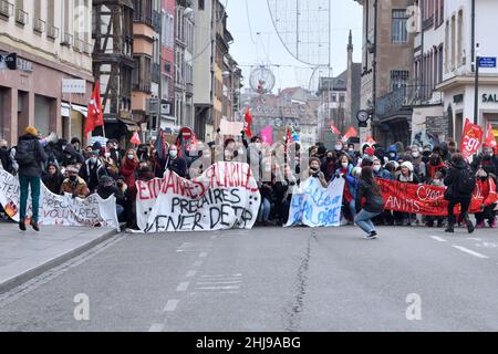 Strasburgo, Francia. 27th Jan 2022. Dimostrazione generale e richieste di aumenti salariali. Chiamata interprofessionale dei sindacati CGT, FO, FSU, Solidaires e CNT. Insegnanti, infermieri, funzionari, studenti, lavoratori, Marciato per le strade di Strasburgo per chiedere un migliore potere d'acquisto. 27 gennaio 2022, a Strasburgo, Francia nord-orientale. Foto di Nicolas Roses/ABACAPRESS.COM Credit: Abaca Press/Alamy Live News Foto Stock