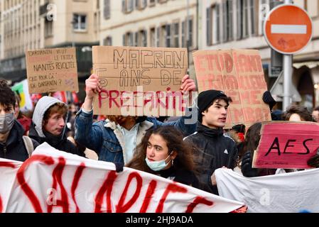 Strasburgo, Francia. 27th Jan 2022. Dimostrazione generale e richieste di aumenti salariali. Chiamata interprofessionale dei sindacati CGT, FO, FSU, Solidaires e CNT. Insegnanti, infermieri, funzionari, studenti, lavoratori, Marciato per le strade di Strasburgo per chiedere un migliore potere d'acquisto. 27 gennaio 2022, a Strasburgo, Francia nord-orientale. Foto di Nicolas Roses/ABACAPRESS.COM Credit: Abaca Press/Alamy Live News Foto Stock