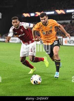 Patrick Cutrone di Wolverhampton Wanderers e Bruno Viana di Braga. Wolverhampton Wanderers / SC Braga - UEFA Europa League 19/09/2019 Foto Stock