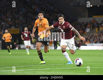 Lupi calciatore Raul Jimenez e Kevin Bonifazi di Torino. Wolverhampton Wanderers contro Torino 29/08/2019 UEFA Europa League Play-off seconda tappa Foto Stock