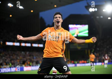 Wolves calciatore Raul Jimenez festeggia il suo obiettivo Wolverhampton Wanderers contro Torino 29/08/2019 UEFA Europa League Play-off seconda tappa Foto Stock