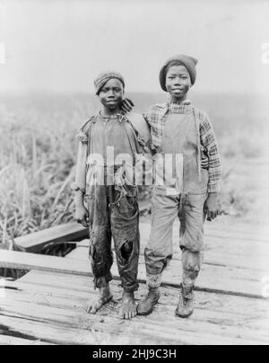 V G Schrek Fotografia intitolata compagni - due bambini afroamericani affiancati a Savannah, Georgia, USA - 1905 Foto Stock