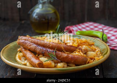 Crauti cotti tradizionali con salsicce e birra. Cavolo amour stufato con salsicce alla griglia. Foto Stock