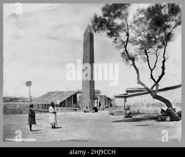 Cleopatra's Needle Egypt di Frank Mason Good - un obelisco coperto di geroglifici è in piedi vicino a un capannone e recinto di picket - 1870 Foto Stock