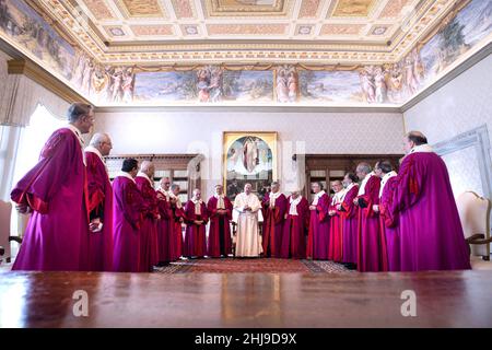 Papa Francesco ha ricevuto questa mattina in udienza: - SÉ. Mons. Alejandro Arellano Cedillo, Decano del Tribunale della Rota Romana; - membri del Collegio dei Prelati Uditori del Tribunale della Rota Romana;. Città del Vaticano 27 gennaio 2022 LIMITATO ALL'USO EDITORIALE - Vatican Media/Spaziani. Foto Stock