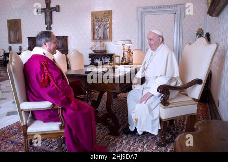Papa Francesco ha ricevuto questa mattina in udienza: - SÉ. Mons. Alejandro Arellano Cedillo, Decano del Tribunale della Rota Romana; - membri del Collegio dei Prelati Uditori del Tribunale della Rota Romana;. Città del Vaticano 27 gennaio 2022 LIMITATO ALL'USO EDITORIALE - Vatican Media/Spaziani. Foto Stock