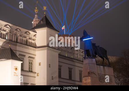 Festival della luce di Vilnius. Statua di Gediminas o combattente delle guerre stellari con spada, nella piazza della Cattedrale con il palazzo dei Granduchi di Lituania Foto Stock