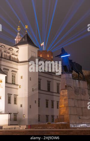 Festival della luce di Vilnius. Statua di Gediminas o combattente delle guerre stellari con spada, nella piazza della Cattedrale con il palazzo dei Granduchi di Lituania Foto Stock