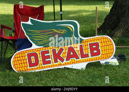 Cartello DeKalb brand corn. Riunione annuale 72th. 15, 16, 17, 18, 2021 luglio. Miami Valley Steam Threshers Association. Passime Park, Plain City, Ohio, Stati Uniti. Foto Stock