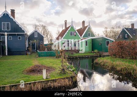 Tradizionali case olandesi in legno nella campagna dell'Olanda Foto Stock