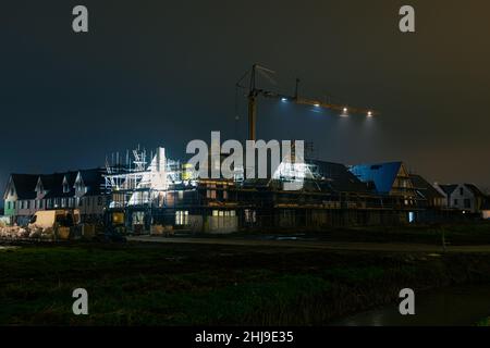 Vista notturna delle case in costruzione in nuova proprietà immobiliare 'Triangel' a Waddinxveen, Paesi Bassi. Foto Stock