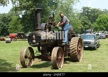 Trattore con motore a vapore. Jerome i Case Threshing Machine Company. Racine, Wisconsin, Stati Uniti. Visto alla riunione annuale 72th. 15, 16, 17, 18, 2021 luglio. Miami Foto Stock