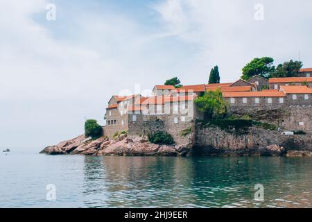 Sveti Stefan Island a Budva, Montenegro in autunno. Splendida vista sull'isola dalla costa adriatica. Messa a fuoco selettiva Foto Stock