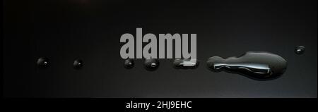 Gocce d'acqua sulla superficie di uno schermo LCD, macro shoot, umore scuro, banner Foto Stock